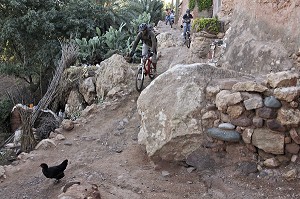 RANDONNEE A VTT DANS LE VILLAGE BERBERE DE TAHANAOUTE, ACTIVITE SPORTIVE DU DOMAINE DE TERRES D'AMANAR, AL HAOUZ, MAROC 