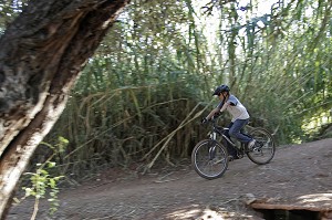 ENFANT A VTT EN PAYS BERBERE AUTOUR DE TAHANAOUTE, ACTIVITES VELO TOUT TERRAIN, DOMAINE DE TERRES D'AMANAR, AL HAOUZ, MAROC 