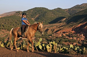 RANDONNEE A CHEVAL DANS LA NATURE, ACTIVITE SPORTIVE DU DOMAINE DE TERRES D'AMANAR, TAHANAOUTE, AL HAOUZ, MAROC 