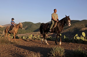 RANDONNEE A CHEVAL DANS LA NATURE, ACTIVITE SPORTIVE DU DOMAINE DE TERRES D'AMANAR, TAHANAOUTE, AL HAOUZ, MAROC 