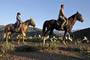 RANDONNEE A CHEVAL DANS LA NATURE, ACTIVITE SPORTIVE DU DOMAINE DE TERRES D'AMANAR, TAHANAOUTE, AL HAOUZ, MAROC 