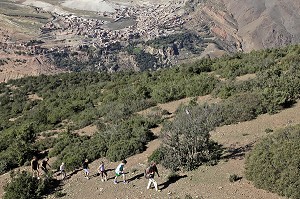 RANDONNEE PEDESTRE AVEC UN GUIDE DANS LA MONTAGNE DJEBEL KLELOUT, ACTIVITE DU DOMAINE DE TERRES D'AMANAR, AL HAOUZ, MAROC 