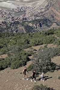 RANDONNEE PEDESTRE AVEC UN GUIDE DANS LA MONTAGNE DJEBEL KLELOUT, ACTIVITE DU DOMAINE DE TERRES D'AMANAR, AL HAOUZ, MAROC 