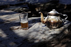 VERRE DE THE A LA MENTHE ET THEIERE AU SOMMET DE LA MONTAGNE DJEBEL KLELOUT, AL HAOUZ, MAROC 