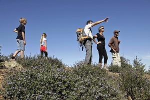 RANDONNEE PEDESTRE AVEC UN GUIDE DANS LA MONTAGNE DJEBEL KLELOUT, ACTIVITE DU DOMAINE DE TERRES D'AMANAR, AL HAOUZ, MAROC 