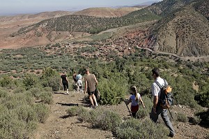 RANDONNEE PEDESTRE AVEC UN GUIDE DANS LA MONTAGNE DJEBEL KLELOUT, PRES DU VILLAGE EN TERRE ROUGE DE OUTGHAL, ACTIVITE DU DOMAINE DE TERRES D'AMANAR, AL HAOUZ, MAROC 