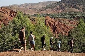 RANDONNEE PEDESTRE DANS LES COLLINES DE TERRE ROUGE DU DJEBEL KLELOUT, PRES DU VILLAGE BERBERE D'OUTGHAL, AL HAOUZ, MAROC 