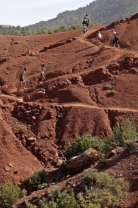 RANDONNEE PEDESTRE DANS LES COLLINES DE TERRE ROUGE DU DJEBEL KLELOUT, PRES DU VILLAGE BERBERE D'OUTGHAL, AL HAOUZ, MAROC 