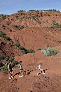 RANDONNEE PEDESTRE DANS LES COLLINES DE TERRE ROUGE DU DJEBEL KLELOUT, PRES DU VILLAGE BERBERE D'OUTGHAL, AL HAOUZ, MAROC 
