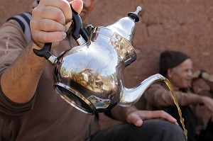 THE A LA MENTHE, VILLAGE BERBERE D'OUTGHAL (OUTGUAL), AL HAOUZ, MAROC 