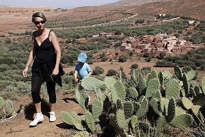 PROMENADE PRES DU VILLAGE BERBERE D'IGLI, AL HAOUZ, MAROC 