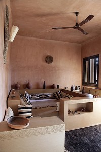 SALON, ECO-LODGE CONCU DANS LA PURE TRADITION BERBERE AVEC UN SOUCI DE CONFORT ET DE RESPECT DE L'ENVIRONNEMENT, DOMAINE DE TERRES D’AMANAR, TAHANAOUTE, AL HAOUZ, MAROC 
