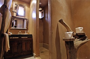 SALLE DE BAIN, ECO-LODGE CONCU DANS LA PURE TRADITION BERBERE AVEC UN SOUCI DE CONFORT ET DE RESPECT DE L'ENVIRONNEMENT, DOMAINE DE TERRES D'AMANAR, TAHANAOUTE, AL HAOUZ, MAROC 