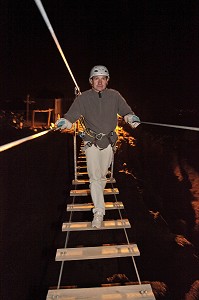 PONT DE SINGE SUSPENDU, PARC AERIEN, LA NUIT, DOMAINE DE TERRES D’AMANAR, TAHANAOUTE, AL HAOUZ, MAROC 