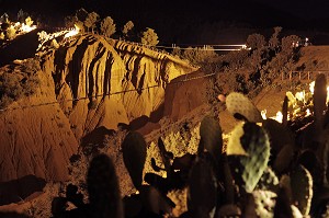 PARCOURS DE PONTS DE SINGE SUSPENDU, PARC AERIEN, LA NUIT, DOMAINE DE TERRES D’AMANAR, TAHANAOUTE, AL HAOUZ, MAROC 