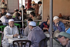 CAFE DU MARCHE BERBERE D’ASNI, HAUT-ATLAS, MAROC 