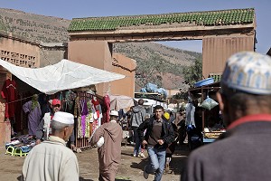 ENTREE DU MARCHE BERBERE D’ASNI, HAUT-ATLAS, MAROC 