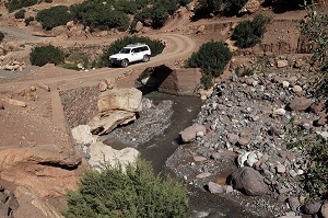 EXCURSION TOURISTIQUE EN VEHICULE TOUT TERRAIN 4X4, VALLEE DE L'ASSIF (RIVIERE) N’LIMENANE, PARC NATIONAL DU TOUBKAL, HAUT-ATLAS, MAROC 