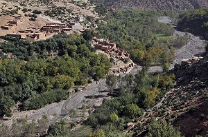 VILLAGE BERBERE DE ARG, VALLEE DE L'ASSIF (RIVIERE) N’LIMENANE, PARC NATIONAL DU TOUBKAL, HAUT-ATLAS, MAROC 