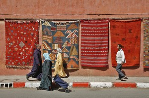 MARCHAND DE TAPIS, SCENE DE RUE, MARRAKECH, MAROC, MAGHREB, AFRIQUE 