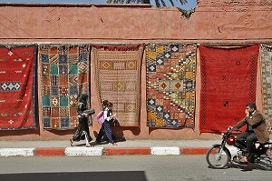 MARCHAND DE TAPIS, SCENE DE RUE, MARRAKECH, MAROC, MAGHREB, AFRIQUE 