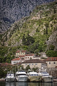 YACHTS ET BATEAUX DE LUXE AU PORT, DEVANT LA VILLE FORTIFIEE ET LA CITADELLE DE KOTOR, BOUCHES DE KOTOR, MONTENEGRO, EUROPE 