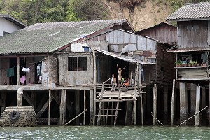 BIDONVILLES AU BORD DE L'EAU, KAWTHAUNG, MYANMAR, BIRMANIE 