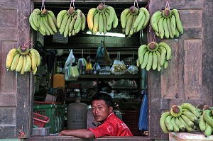 EPICIER DANS SON ECHOPPE, MARCHE DE KAWTHAUNG, VILLE APPELEE VICTORIA POINT SOUS LA DOMINATION BRITANNIQUE (1824-1948), MYANMAR, SUD DE LA BIRMANIE, ASIE 