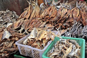 ETALAGE DE POISSONS SECHES, MARCHE DE KAWTHAUNG, VILLE APPELEE VICTORIA POINT SOUS LA DOMINATION BRITANNIQUE (1824-1948), MYANMAR, SUD DE LA BIRMANIE, ASIE 