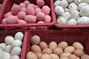 VENTE D'OEUFS SUR LE MARCHE DE KAWTHAUNG, MYANMAR, SUD DE LA BIRMANIE, ASIE 