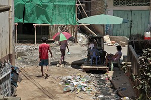 VENDEUSE DE BOISSONS AU MILIEU DES DECHETS, KAWTHAUNG, MYANMAR, BIRMANIE 