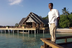 SERVEUR POSANT DEVANT LE RESTAURANT DE L'HOTEL BAROS, ILE DE BAROS, ATOLL DE MALE NORD, MALDIVES, OCEAN INDIEN 