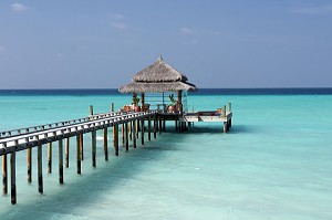 PONTON SUR LE LAGON, ILE DE KURAMATHI, ATOLL DE RASDHOO, MALDIVES, OCEAN INDIEN 