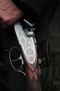 DETAIL DU CORPS DE PLATINE D'UN FUSIL DE CHASSE 