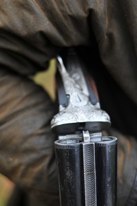 FUSIL CASSE SUR LE BRAS D'UN CHASSEUR 