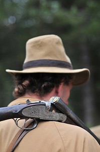 CHASSEUR AVEC SON FUSIL CASSE SUR L'EPAULE, FORET PRIVEE SITUEE PRES DU PARC DU MARQUENTERRE, SOMME (80), FRANCE 