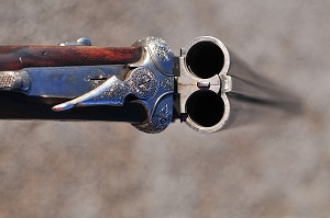 DETAIL DU CANON ET DE LA PLATINE D'UN FUSIL DE CHASSE 