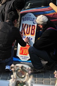 CHINEURS INTERESSES PAR UNE PLAQUE EN EMAIL PEINT, REDERIE TRADITIONNELLE OU BROCANTE, AMIENS, SOMME (80), FRANCE 