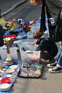 MERE ET SON ENFANT FOUILLANT DANS UNE CAISSE DE JOUETS, REDERIE TRADITIONNELLE OU BROCANTE, AMIENS, SOMME (80), FRANCE 