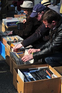 CHINEURS CHERCHANT DES DISQUES VINYLES, REDERIE TRADITIONNELLE OU BROCANTE, AMIENS, SOMME (80), FRANCE 