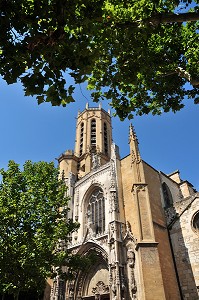 FACADE DE LA CATHEDRALE SAINT-SAUVEUR OU L'ON DISTINGUE LES TROIS GRANDES ETAPES DE CONSTRUCTION, DU XIIEME AU XVIEME SIECLE, AIX-EN-PROVENCE, BOUCHES-DU-RHONE (13), FRANCE 