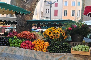 VENTE DE LEGUMES ET DE FLEURS DE TOURNESOL SUR LE MARCHE, AIX-EN-PROVENCE, BOUCHES-DU-RHONE (13), FRANCE 