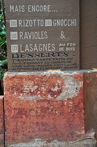 MENU D'UN RESTAURANT ITALIEN PEINT SUR LA FACADE, AIX-EN-PROVENCE, BOUCHES-DU-RHONE (13), FRANCE 