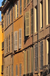 FACADE D'IMMEUBLES ANCIENS, AIX-EN-PROVENCE, BOUCHES-DU-RHONE (13), FRANCE 