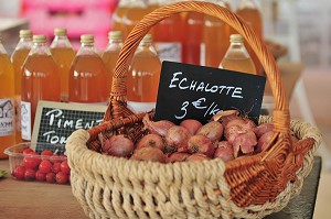 ECHALOTES, TOMATES CERISES ET JUS DE POMME ARTISANAL SUR UN MARCHE 
