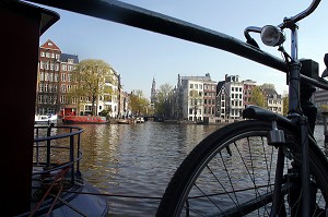 VELO SUR LE BORD DU CANAL AMSTEL DANS LE CENTRE D'AMSTERDAM, PAYS-BAS 