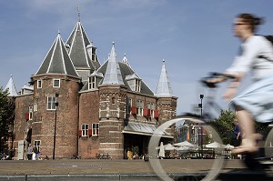 VELOS DEVANT 'DE WAAG', TOUR D'ENCEINTE MEDIEVALE DE LA PORTE SAINT-ANTOINE, PLACE DE NIEUWMARKT, AMSTERDAM, PAYS-BAS 