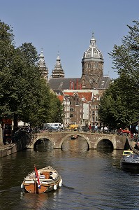 CANAL OUDEZUDS VOORBURGWAL AVEC L'EGLISE 'SAINT NICOLAS KERK', AMSTERDAM, PAYS-BAS 