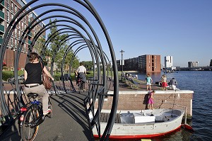 PONT DESSINE PAR GUY ROMBOUTS ET MONIKA DROSTE, JAVA EILAND, AMSTERDAM, PAYS-BAS 