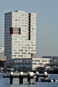 IMMEUBLE MODERNE 'THE WHALE', VUE DE JAVA ET KNSM EILAND, AMSTERDAM, PAYS-BAS 
